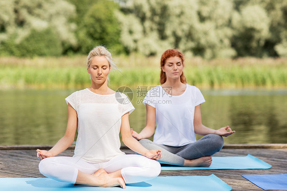 健身,运动,瑜伽健康的生活方式妇女冥想莲花姿势河流湖泊泊位图片