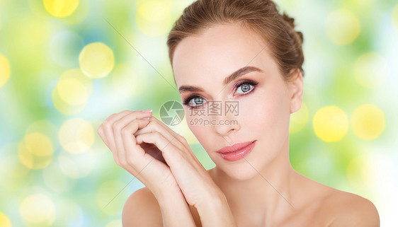 美丽,人,假日,夏季皮肤护理美丽的轻女人的脸手超过绿灯背景图片