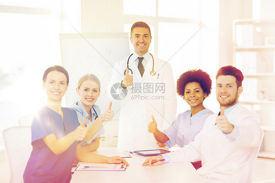 医院,职业,医学教育,人医学的群快乐的医生医院的演示会议上开会,并展示竖大拇指的手势图片