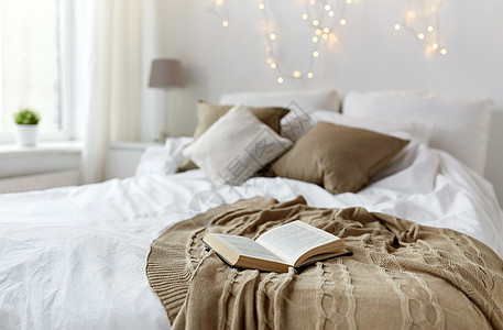 舒适,室内假日的舒适的卧室与床诞花环家里卧室带床诞花环家图片