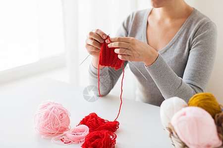 人们针线活的女人用针红纱编的手女人用针纱线编图片