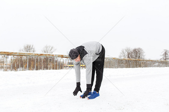 健身,运动,人,锻炼健康的生活方式轻人伸展腿热身雪覆盖冬季桥梁图片