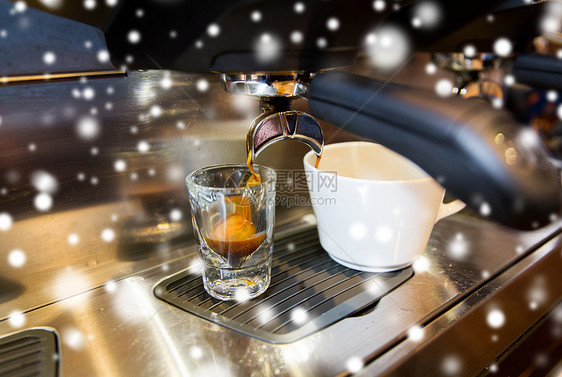 设备,饮料技术浓缩咖啡机雪地上煮咖啡图片