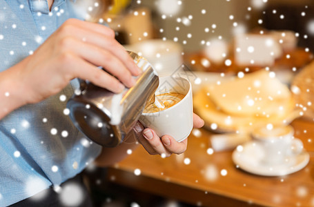 设备,人技术妇女咖啡馆酒吧餐厅厨房雪上倒奶油杯咖啡图片