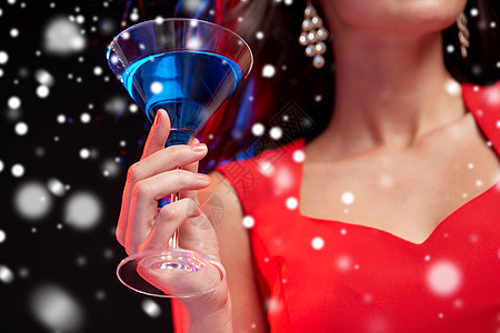 人们,寒假,聚会,酒精休闲雪上的夜总会,穿着红色连衣裙鸡尾酒杯的美丽感女人的特写图片