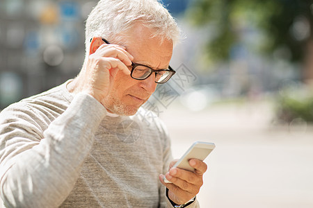 技术,人,生活方式沟通老人短信智能手机城市图片
