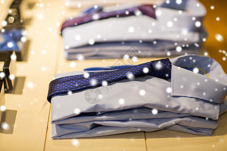 销售,购物,男时尚,风格穿着衬衫与领带服装店雪上背景图片
