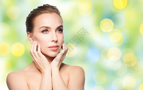 美丽,人,假日,夏天皮肤护理美丽的轻女人触摸她的脸绿灯背景图片
