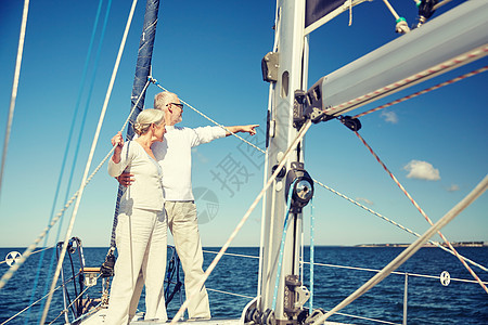 航海,龄,旅游,旅游人的快乐的老夫妇拥抱帆船游艇甲板上漂浮海上图片
