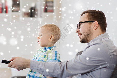 家庭,童,父亲,技术人的快乐的父亲小儿子与遥控器家里看电视图片