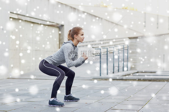 健身,运动,锻炼健康的生活方式女人户外蹲雪地上图片