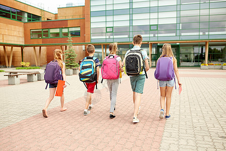 小学教育,友谊,童人的群快乐的小学生带着背包后走户外图片