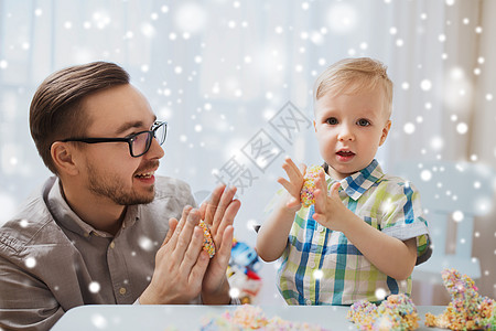 家庭,童,创造力,活动人的快乐的父亲小儿子家里玩球粘土雪地上图片
