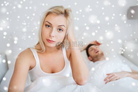 人,健康,睡眠障碍的夫妇床上家,男人打鼾轻的女人遭受失眠的雪图片