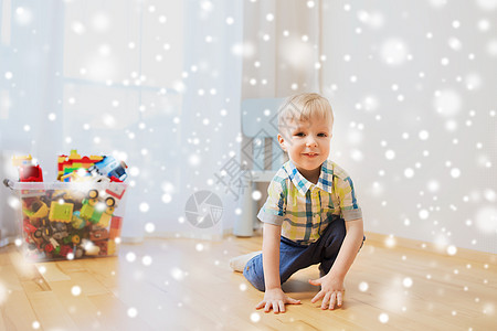 童人们的快乐的小男孩家里下雪快乐的小男孩家图片