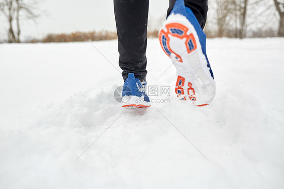 健身,运动,人,鞋类健康的生活方式男脚沿冬季道路雪图片