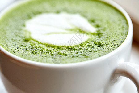 饮料,饮食,减肥减肥的白色杯抹茶绿茶铁餐厅咖啡馆的桌子上图片