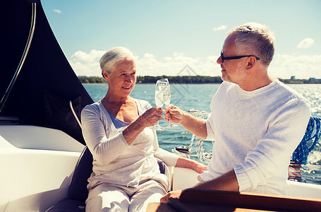 航海,龄,旅行,假期人们的快乐的老夫妇海上漂浮的帆船游艇甲板上碰碰香槟杯图片