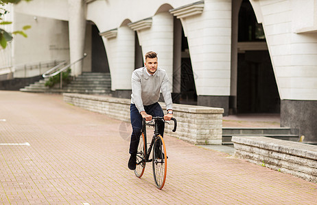 生活方式,交通人们的轻人骑自行车城市街道图片