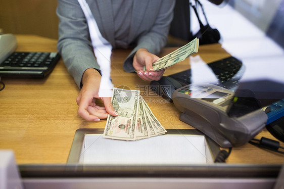 人,取款,储蓄财务办事员给客户现金银行办公室货币器图片