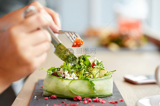 食物,烹饪,高级美食人们的女人吃奶酪沙拉与蔬菜干树莓餐厅咖啡馆图片