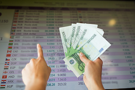 金融,货币换人的手与欧元货币指向汇率数字屏图片