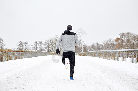 健身,运动,人,季节健康的生活方式的轻人跑步沿雪覆盖冬季桥梁道路图片