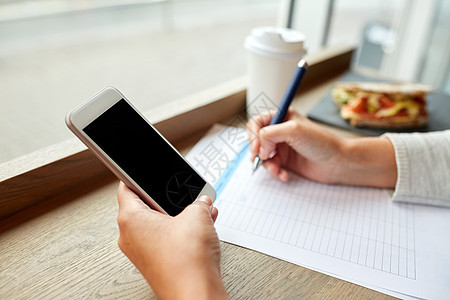 商业,人,技术生活方式的女人与智能手机纸形式写作咖啡馆图片