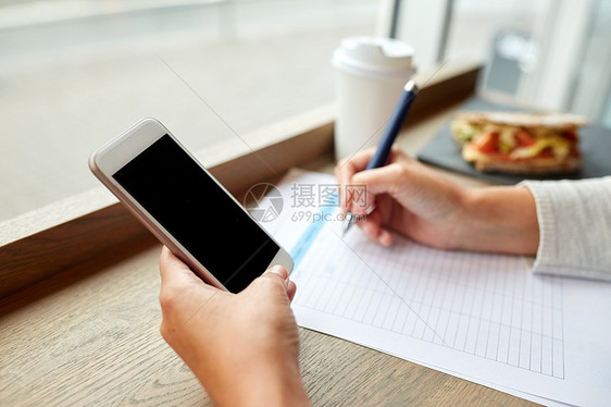 商业,人,技术生活方式的女人与智能手机纸形式写作咖啡馆图片