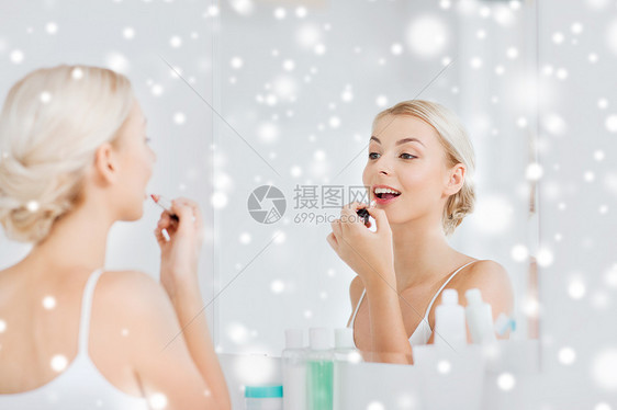 美丽,化妆,化妆品,早晨人们的微笑的轻女人用口红涂着她的嘴唇,家里的浴室里,雪地上着镜子图片
