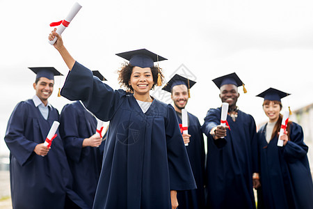 教育,毕业人的群快乐的国际学生迫击炮板学士学位礼服与文凭幸福的高清图片素材