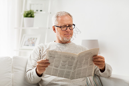 纸研发休闲,信息,人大众媒体的老人眼镜看报纸家背景