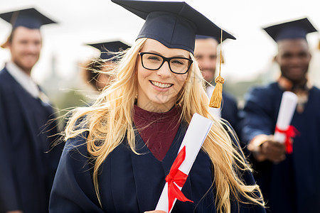 教育,毕业人的群快乐的国际学生迫击炮板学士学位礼服与文凭纸卷高清图片素材