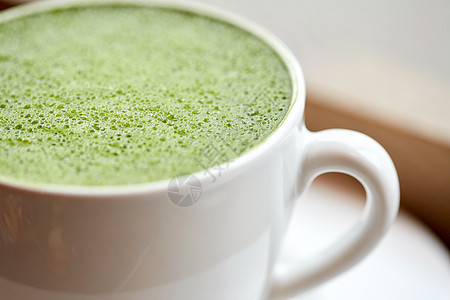 饮料,饮食,减肥减肥的白色杯抹茶绿茶铁餐厅咖啡馆的桌子上图片