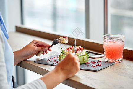 食物,烹饪,高级美食人们的女人吃山羊奶酪沙拉与蔬菜干树莓用叉子刀餐厅咖啡馆图片