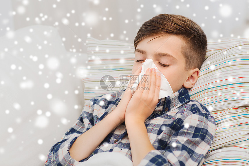医疗保健,鼻炎,人医学生病的男孩流感躺床上,家里鼻子雪图片