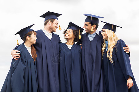 教育,毕业人的群快乐的国际学生砂浆板学士学位礼服户外图片