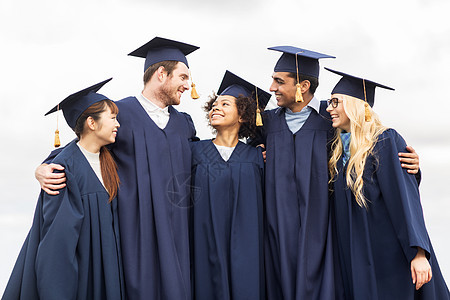 教育,毕业人的群快乐的国际学生砂浆板学士学位礼服户外图片