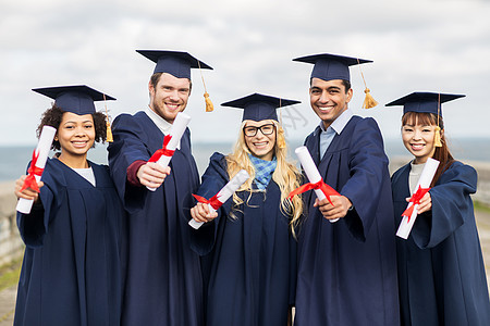 教育,毕业人的群快乐的国际学生迫击炮板学士学位礼服与文凭学校高清图片素材
