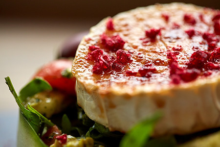 食物,烹饪,高级菜肴烹饪餐厅咖啡馆里,用蔬菜干树莓山羊奶酪沙拉图片