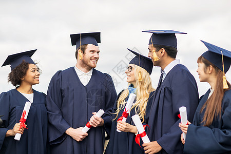 教育,毕业人的群快乐的国际学生迫击炮板学士学位礼服与文凭学术的高清图片素材