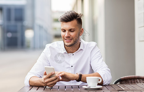 商业,技术人的快乐的轻人与智能手机咖啡杯短信城市街道咖啡馆图片