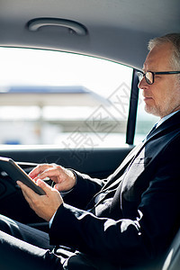 交通,商务旅行,技术人的高级商人与平板电脑电脑驾驶汽车后座图片
