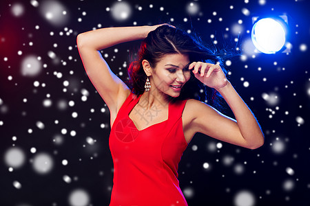 人们,寒假,迪斯科,夜间生活方式休闲美丽的感女人穿着红色连衣裙夜总会雪地上跳舞图片