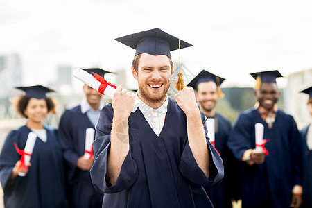 教育手势人的群快乐的国际学生穿着灰浆板学士服,毕业证书庆祝成功毕业快乐董事会高清图片素材