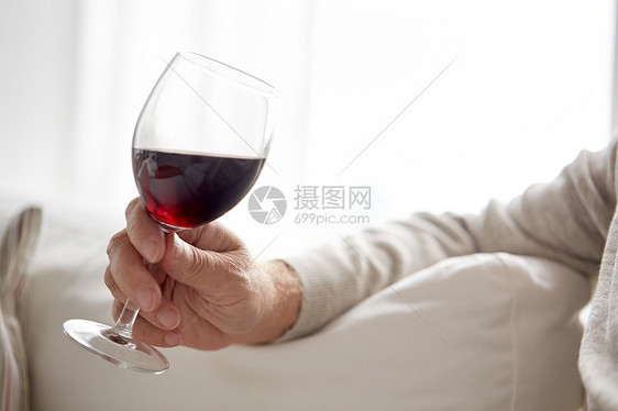 人,酒精饮料的近距离的老人手杯子与红酒家里图片