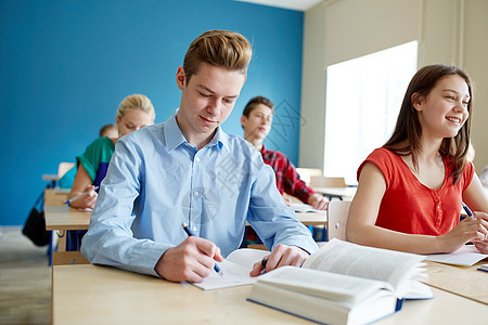 教育学人的群学校上课时带书的学生图片