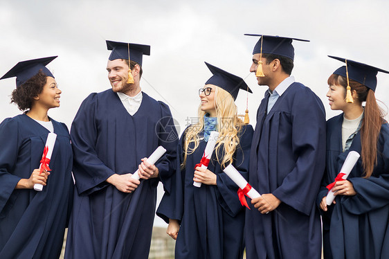 教育,毕业人的群快乐的国际学生迫击炮板学士学位礼服与文凭图片