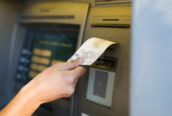 金融,金钱,银行人的密切的手ATM机接收收据图片