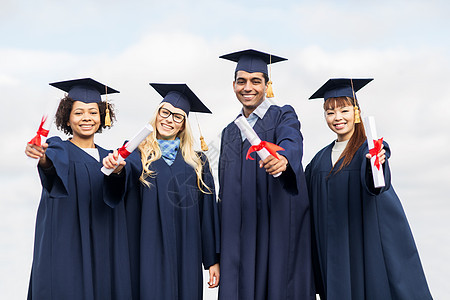 教育,毕业人的群快乐的国际学生迫击炮板学士学位礼服与文凭图片